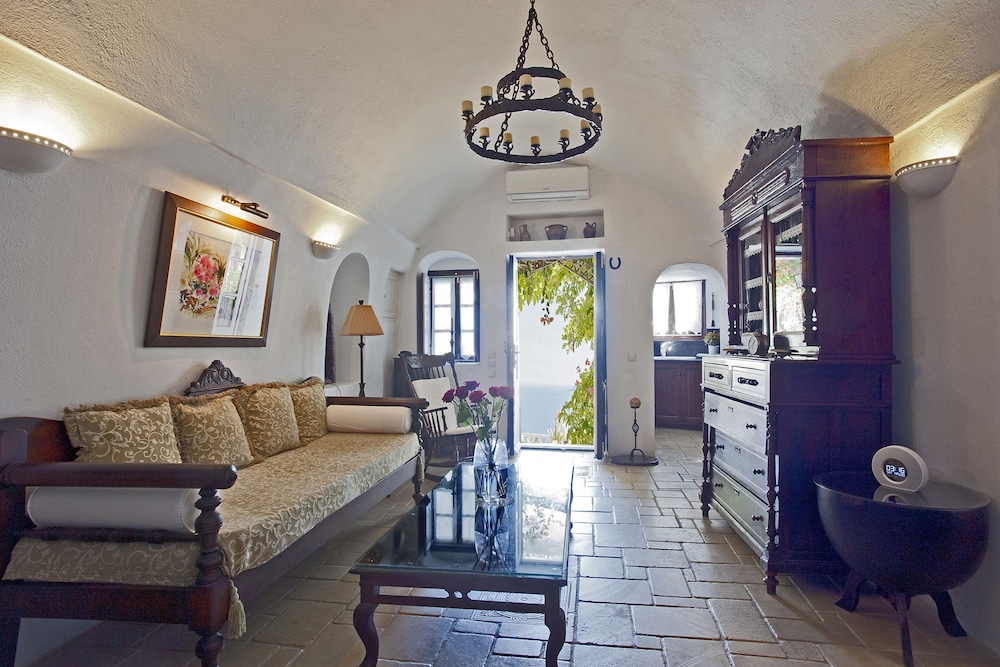 Alexander's Suites — Hotel rooms in Oia, South Aegean