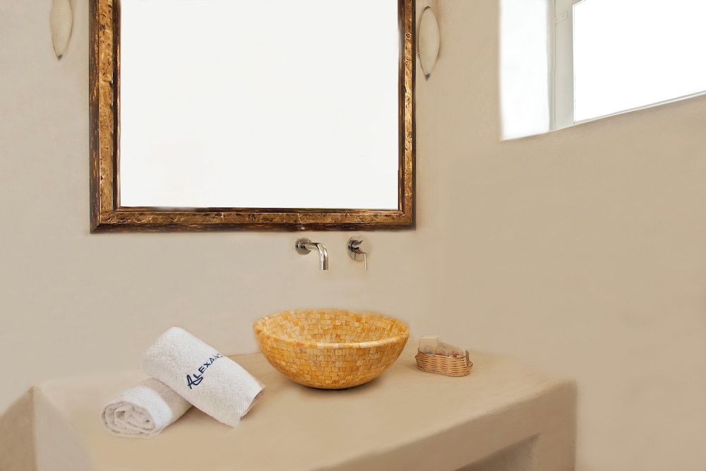 Alexander's Suites — Hotel rooms in Oia, South Aegean