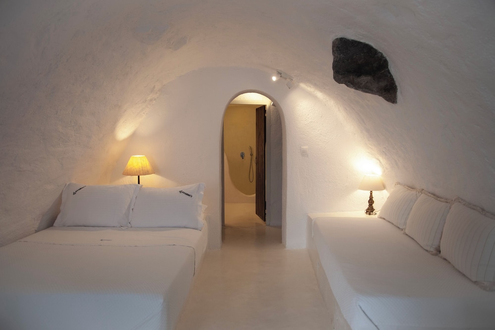 Alexander's Suites — Hotel rooms in Oia, South Aegean
