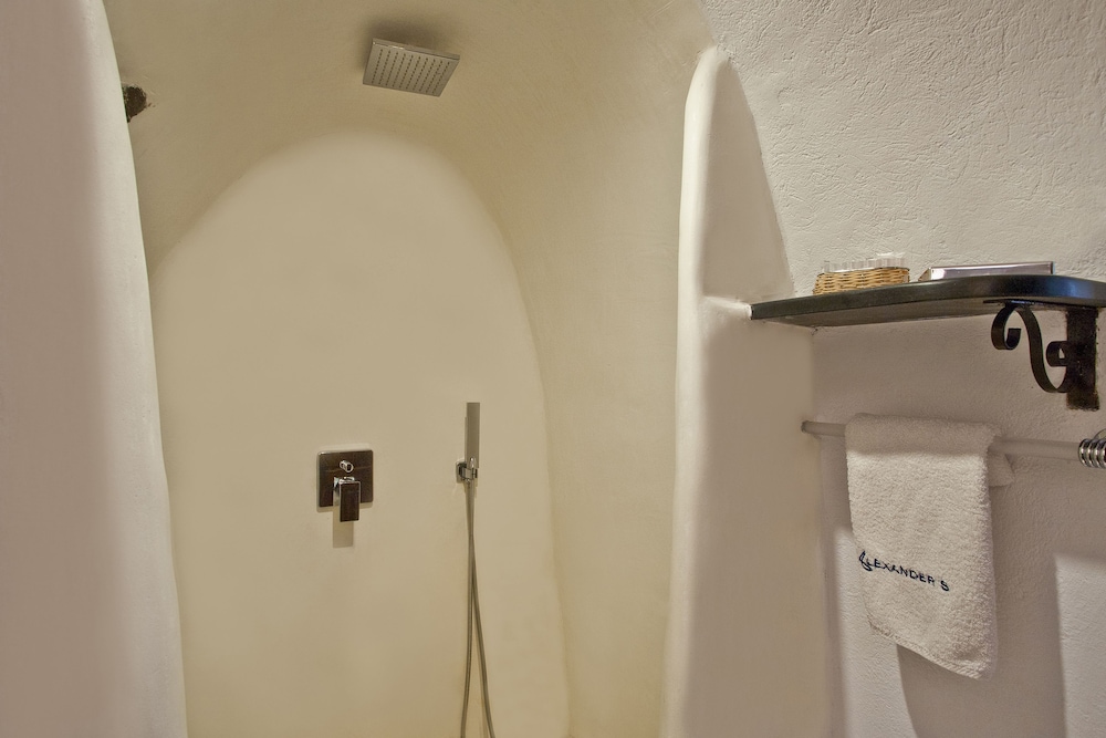 Alexander's Suites — Hotel rooms in Oia, South Aegean