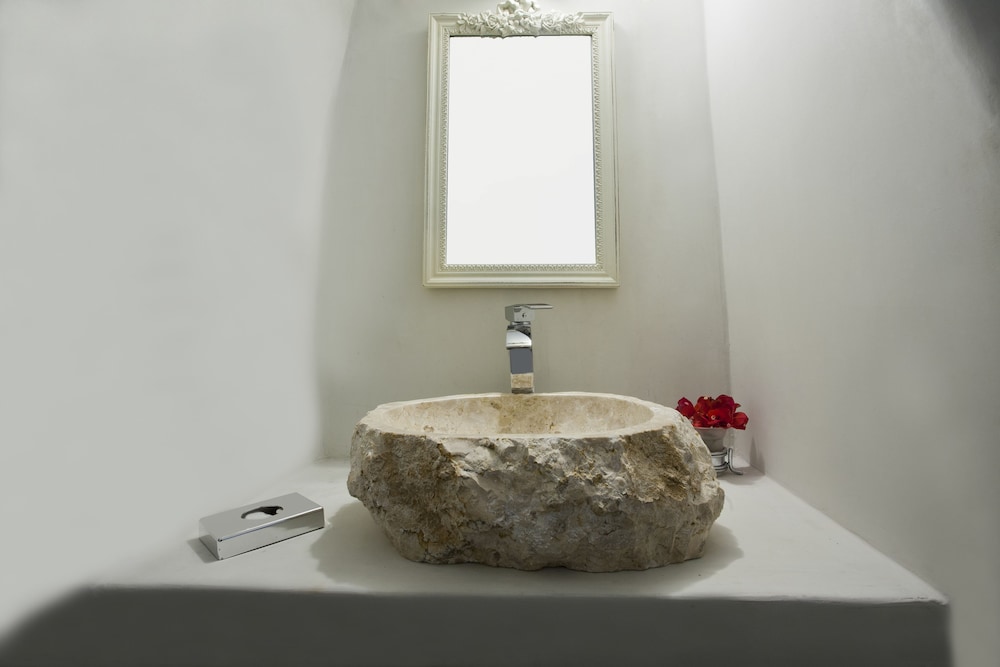 Alexander's Suites — Hotel rooms in Oia, South Aegean