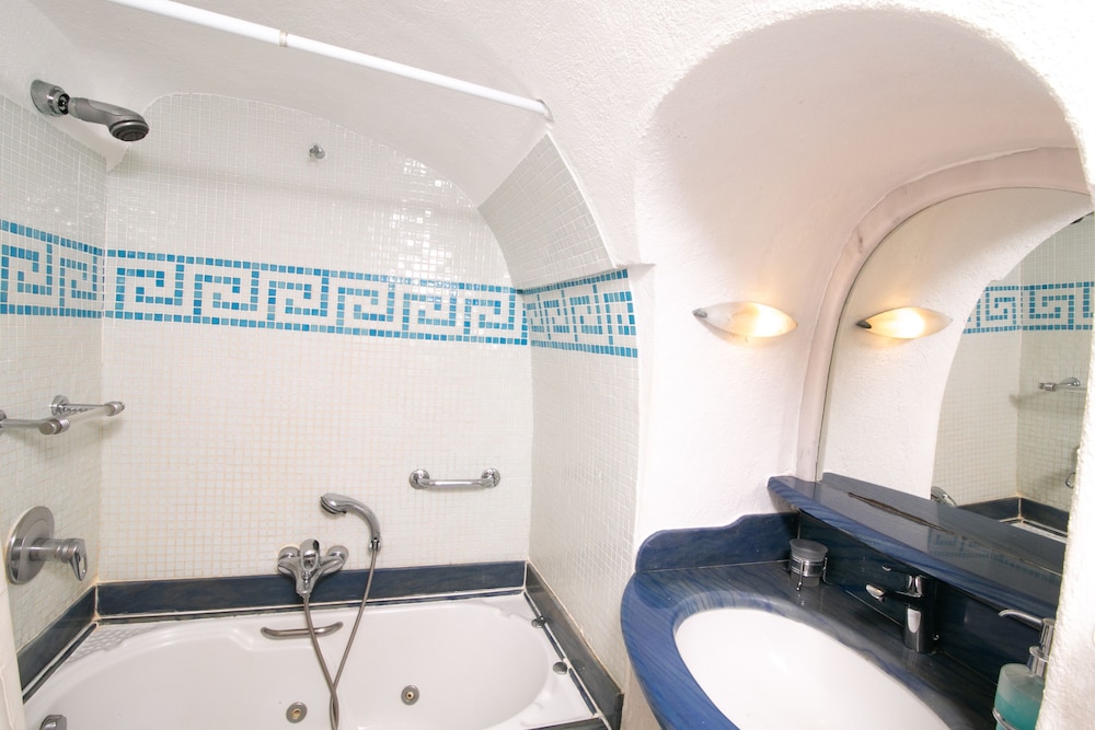 Alexander's Suites — Hotel rooms in Oia, South Aegean