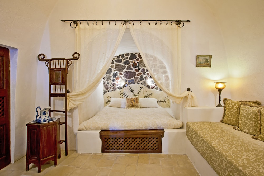 Alexander's Suites — Hotel rooms in Oia, South Aegean
