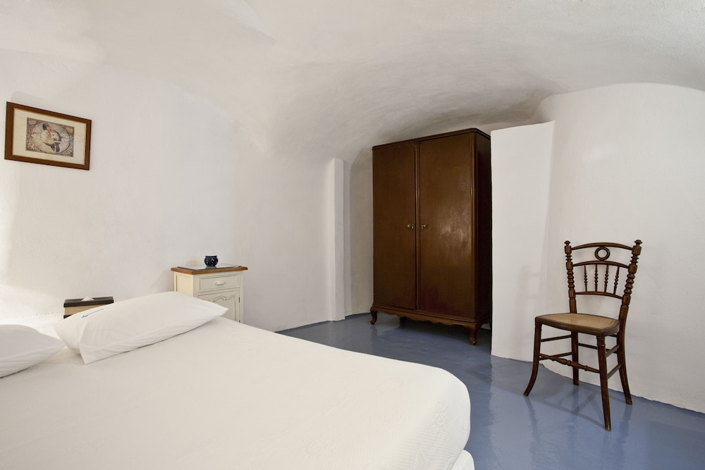 Alexander's Suites — Hotel rooms in Oia, South Aegean