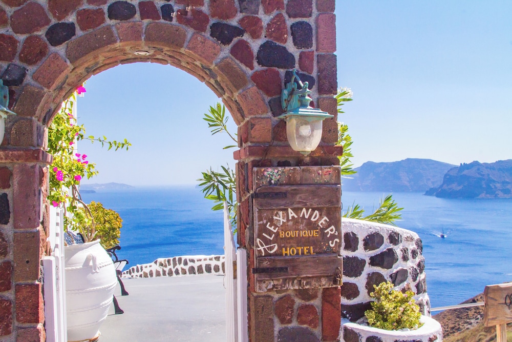 Alexander's Suites — Hotel building in Oia, South Aegean