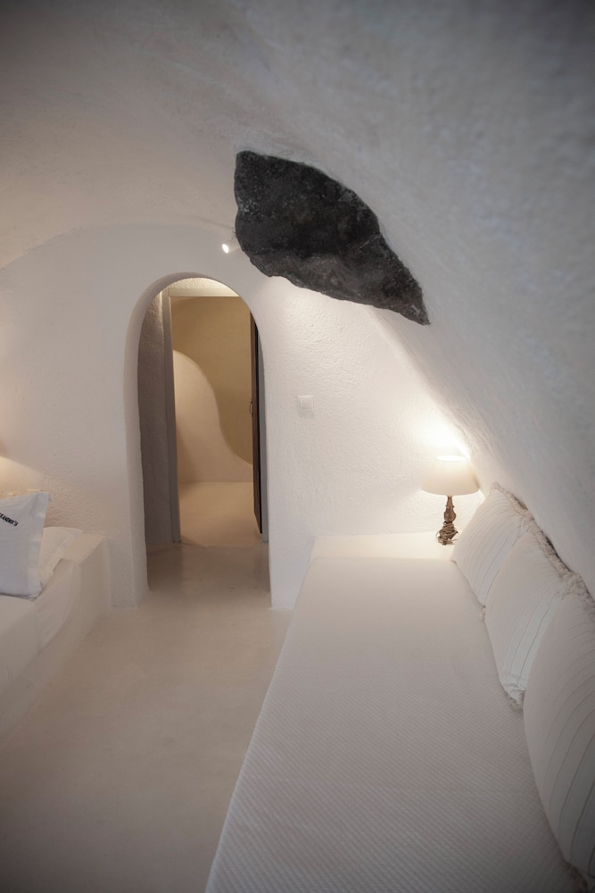 Alexander's Suites — Hotel rooms in Oia, South Aegean