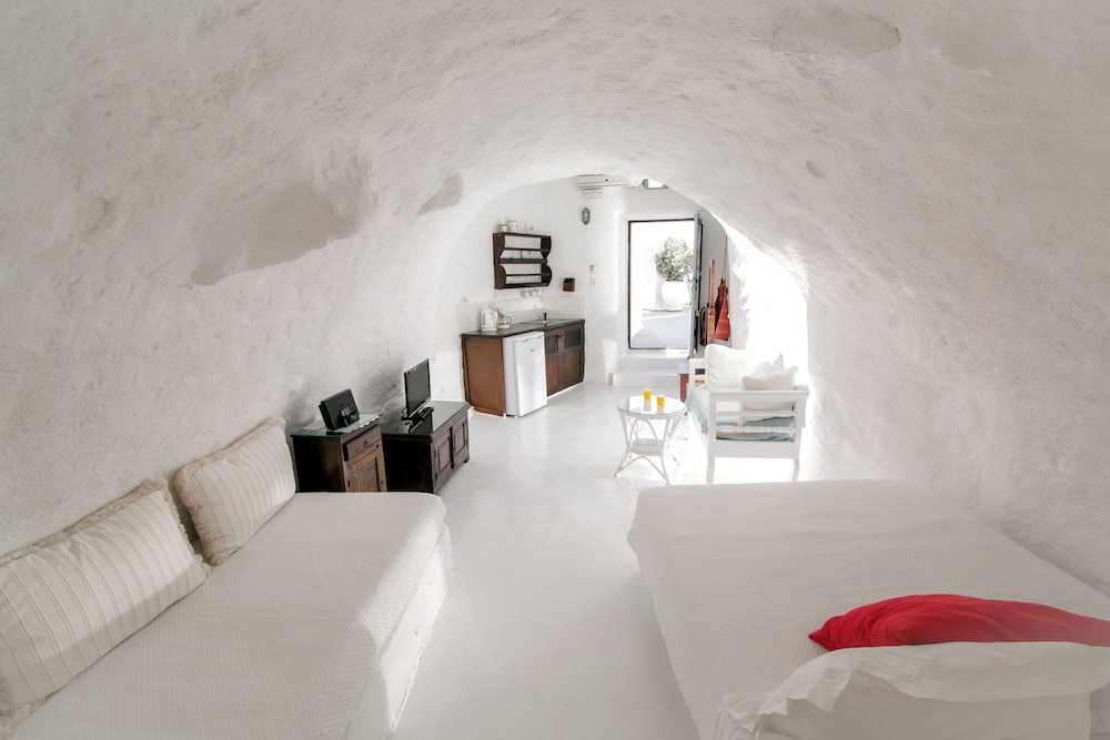 Alexander's Suites — Hotel rooms in Oia, South Aegean