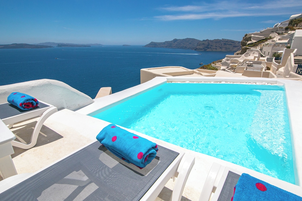 Alexander's Suites — Swimming pool in Oia, South Aegean