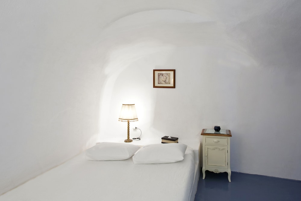 Alexander's Suites — Hotel rooms in Oia, South Aegean