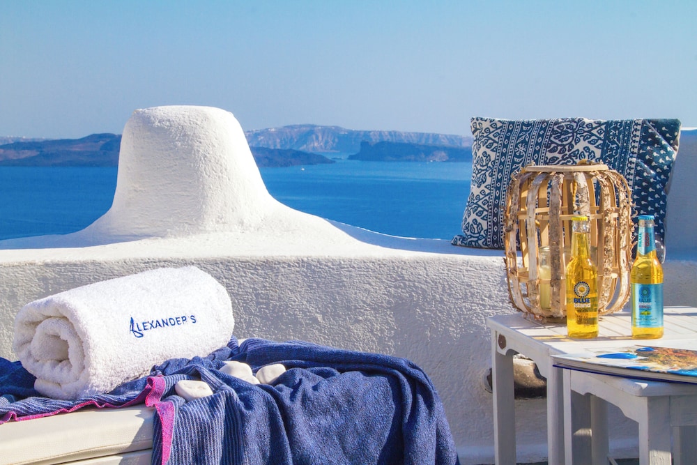 Alexander's Suites — Hotel building in Oia, South Aegean
