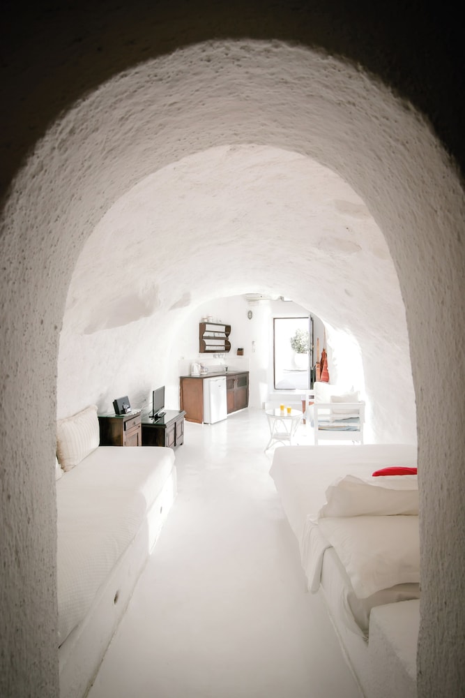 Alexander's Suites — Hotel rooms in Oia, South Aegean
