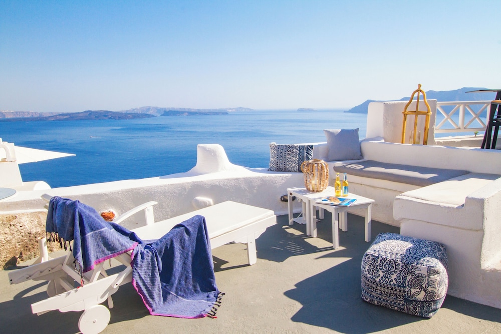Alexander's Suites — Hotel building in Oia, South Aegean