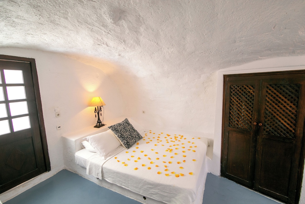 Alexander's Suites — Hotel rooms in Oia, South Aegean