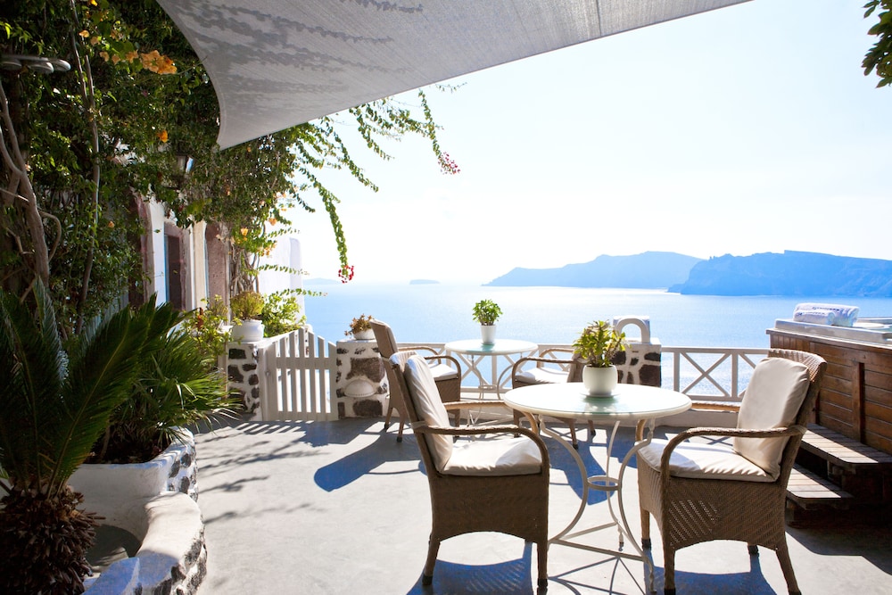 Alexander's Suites — Restaurant & bars in Oia, South Aegean