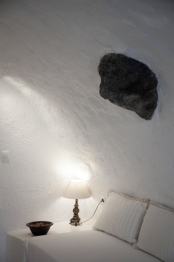 Alexander's Suites — Hotel rooms in Oia, South Aegean