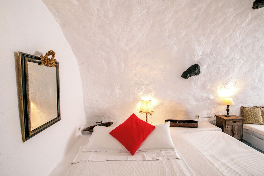 Alexander's Suites — Hotel rooms in Oia, South Aegean