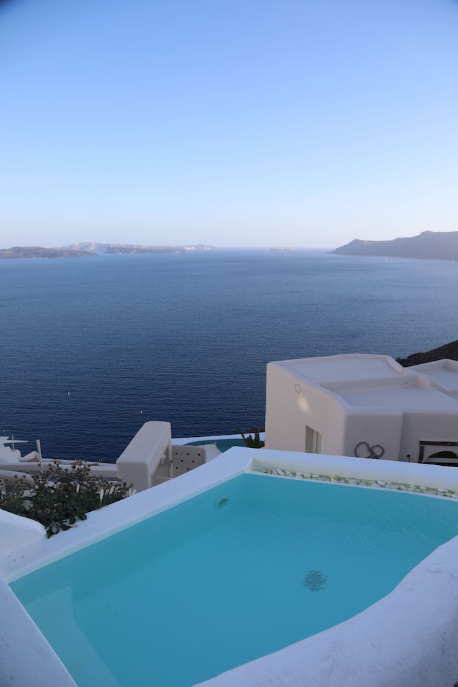Alexander's Suites — Swimming pool in Oia, South Aegean