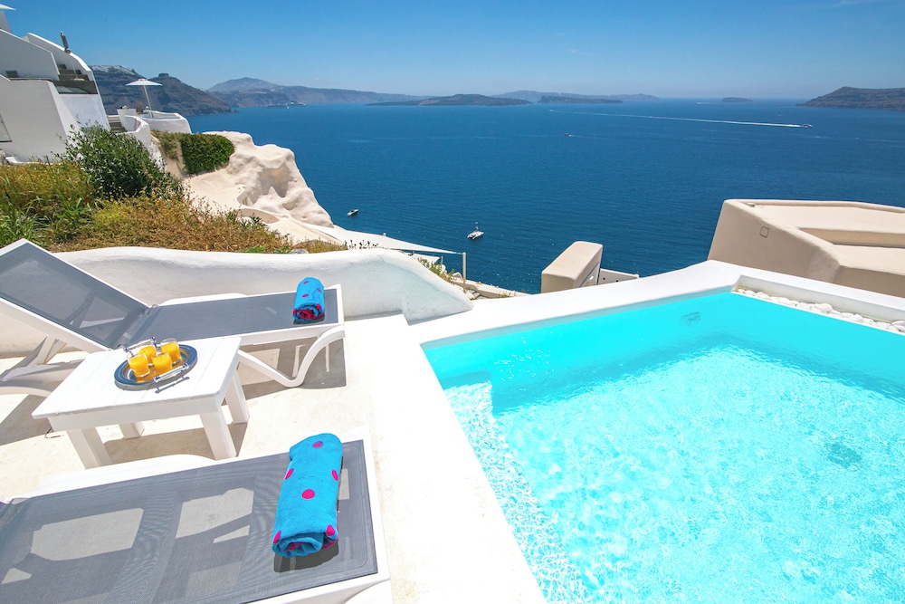 Alexander's Suites — Swimming pool in Oia, South Aegean