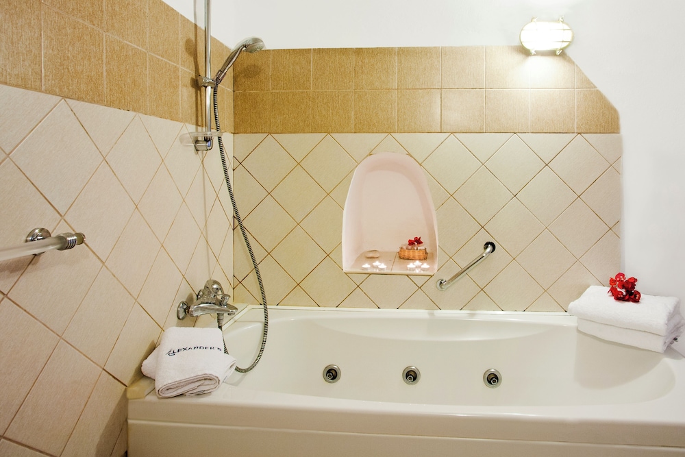 Alexander's Suites — Hotel rooms in Oia, South Aegean