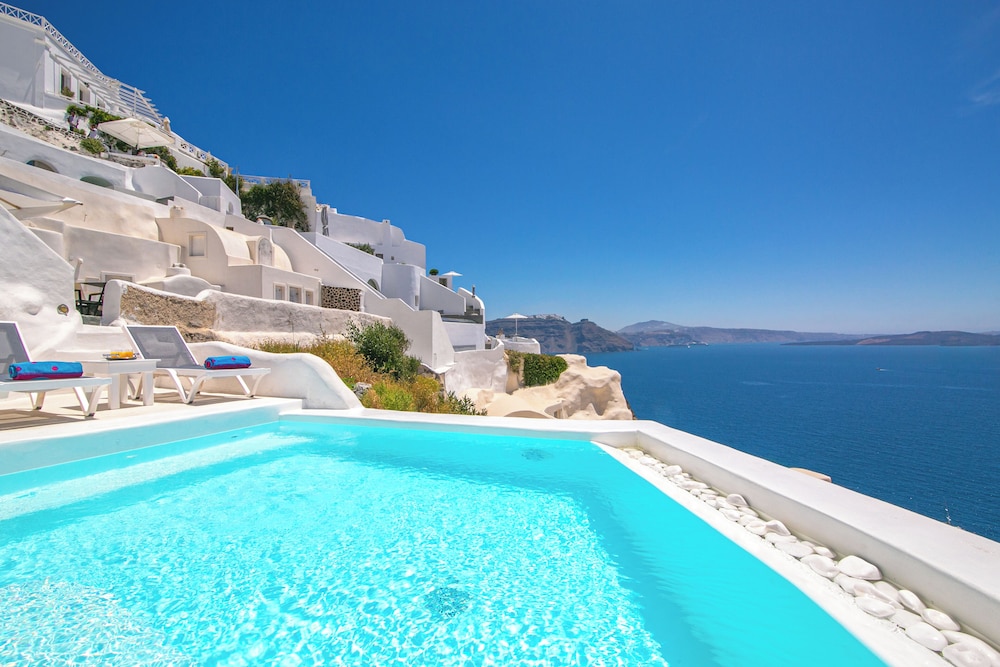 Alexander's Suites — Swimming pool in Oia, South Aegean