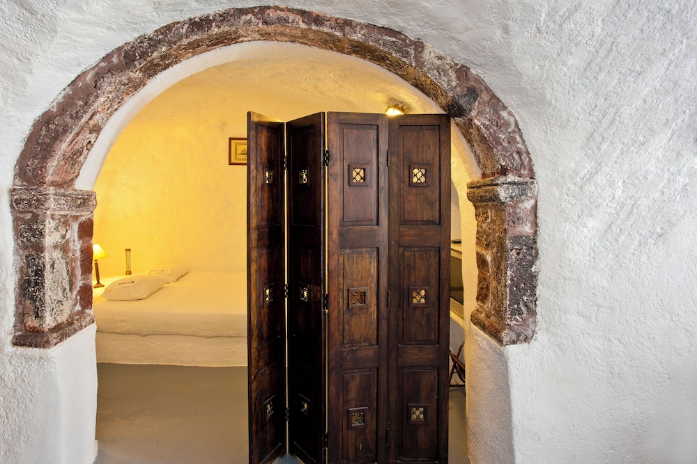 Alexander's Suites — Hotel rooms in Oia, South Aegean