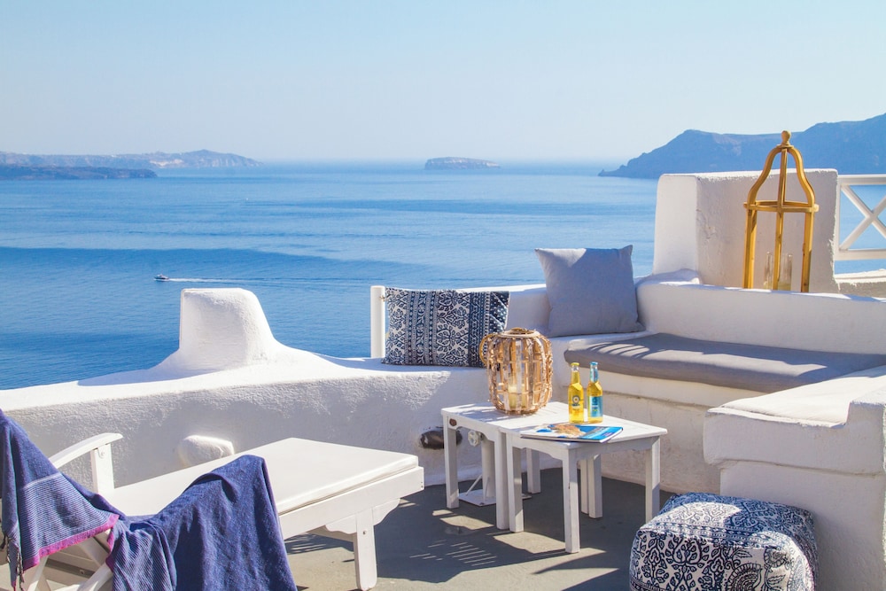 Alexander's Suites — Hotel building in Oia, South Aegean