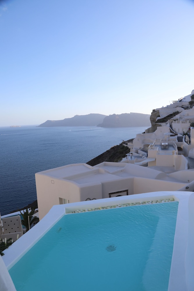 Alexander's Suites — Swimming pool in Oia, South Aegean