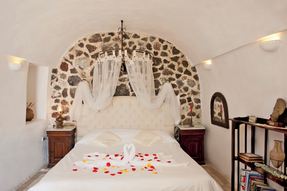 Alexander's Suites — Hotel rooms in Oia, South Aegean