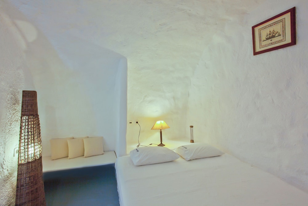 Alexander's Suites — Hotel rooms in Oia, South Aegean
