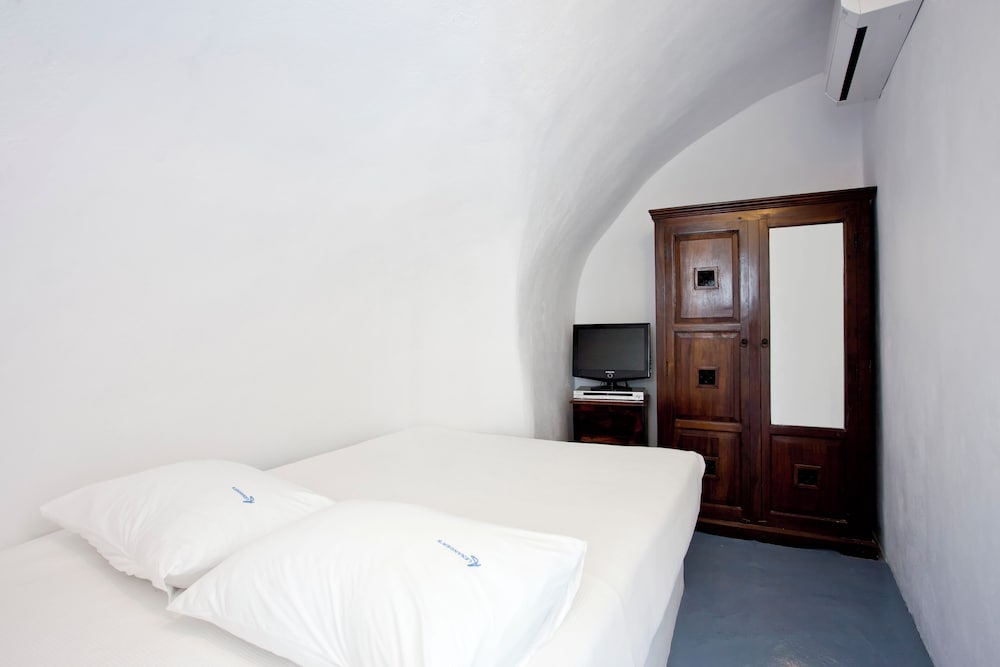 Alexander's Suites — Hotel rooms in Oia, South Aegean