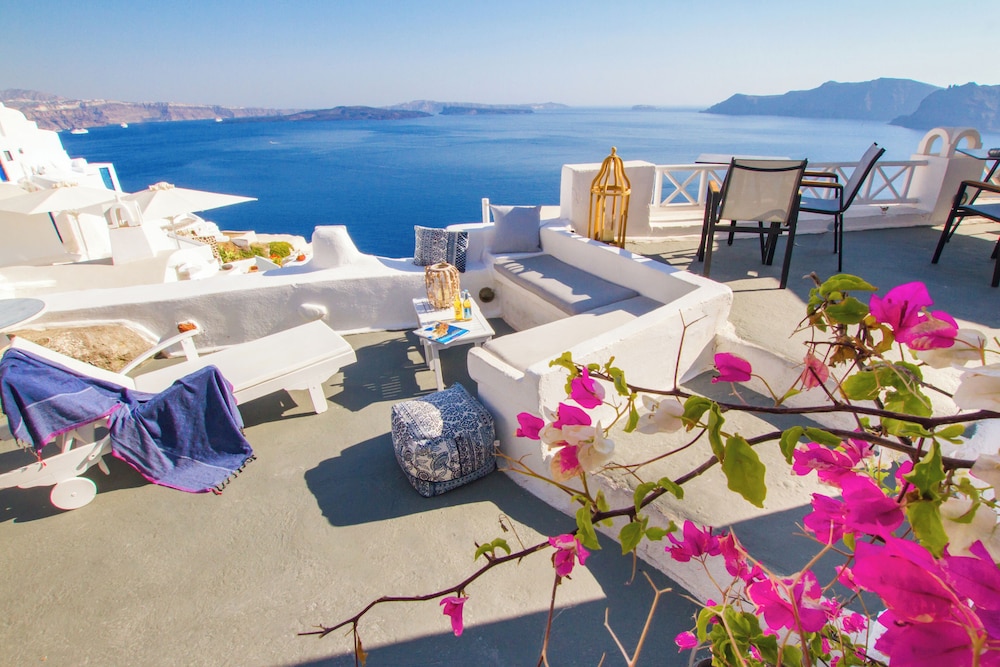 Alexander's Suites — Hotel building in Oia, South Aegean