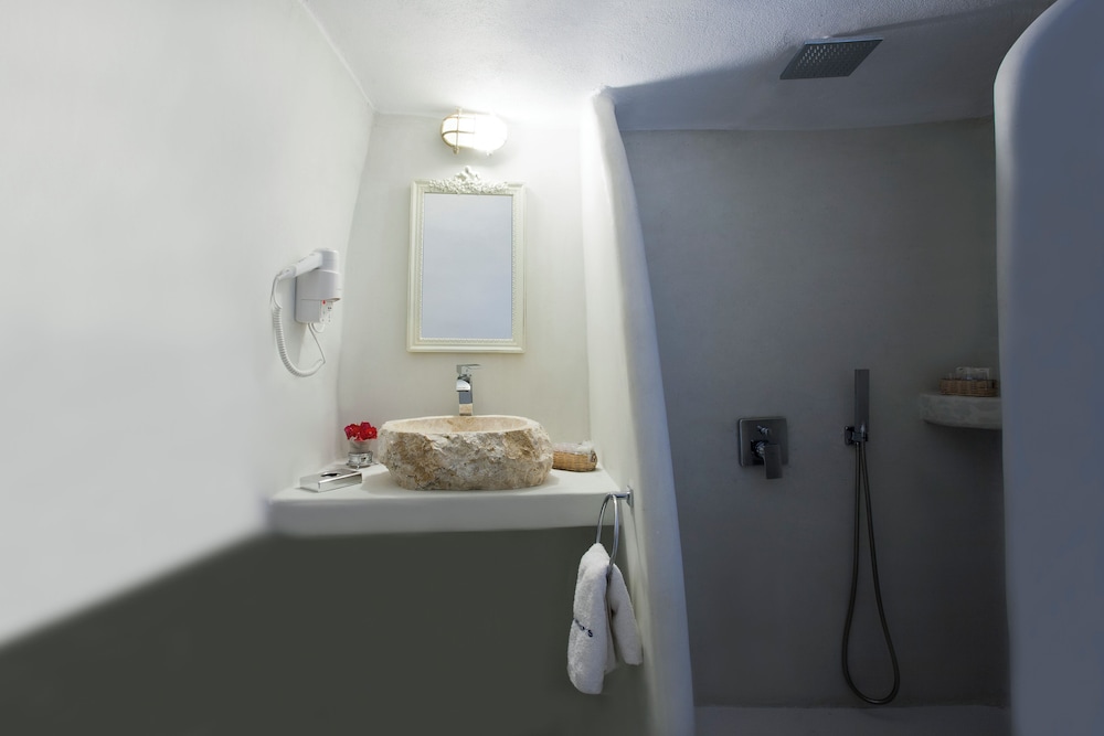 Alexander's Suites — Hotel rooms in Oia, South Aegean