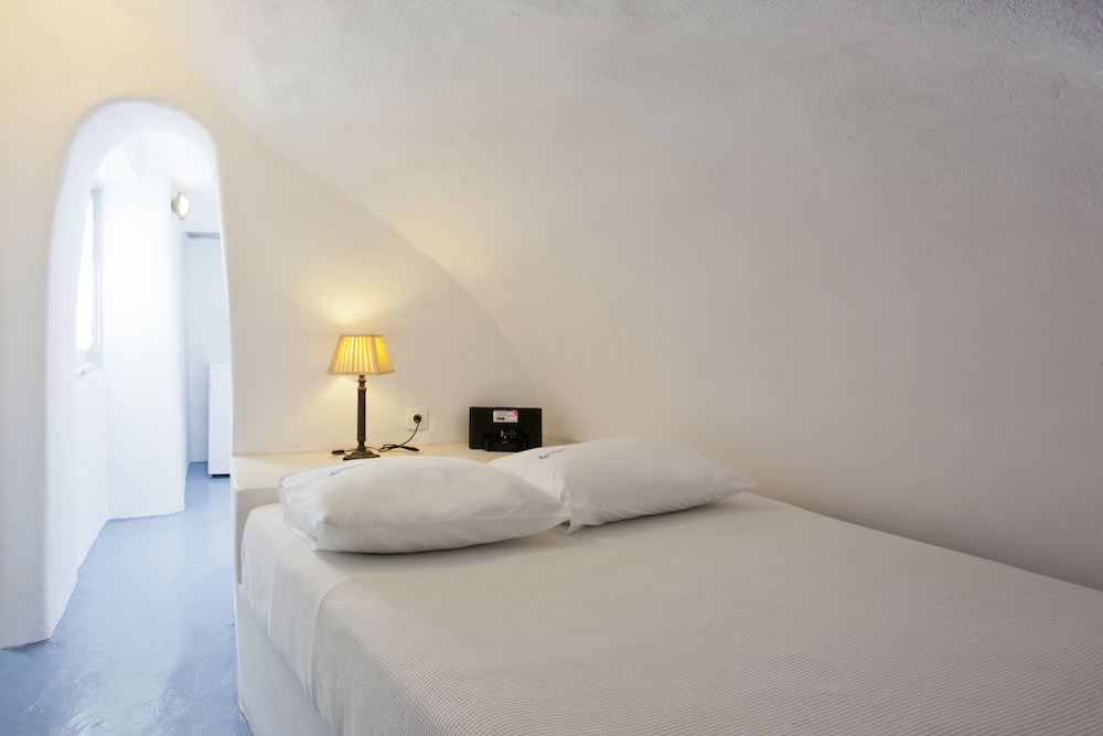 Alexander's Suites — Hotel rooms in Oia, South Aegean