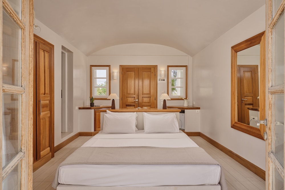Meltemi Village — Hotel rooms in Perissa, South Aegean