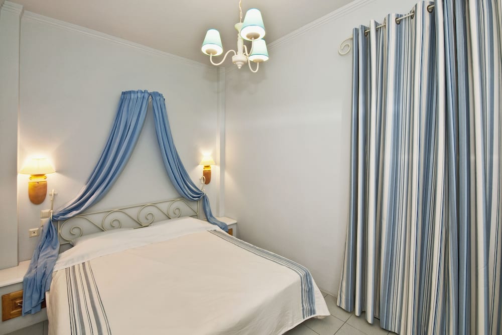 Meltemi Village — Hotel rooms in Perissa, South Aegean