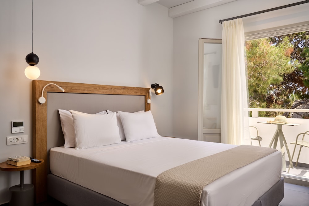 Meltemi Village — Hotel rooms in Perissa, South Aegean