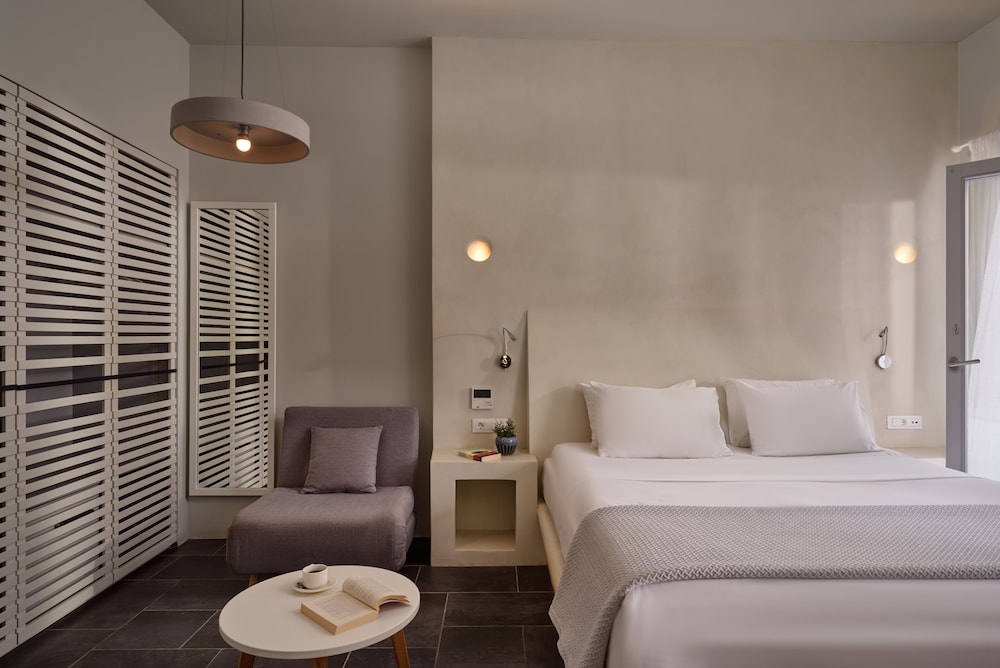 Meltemi Village — Hotel rooms in Perissa, South Aegean