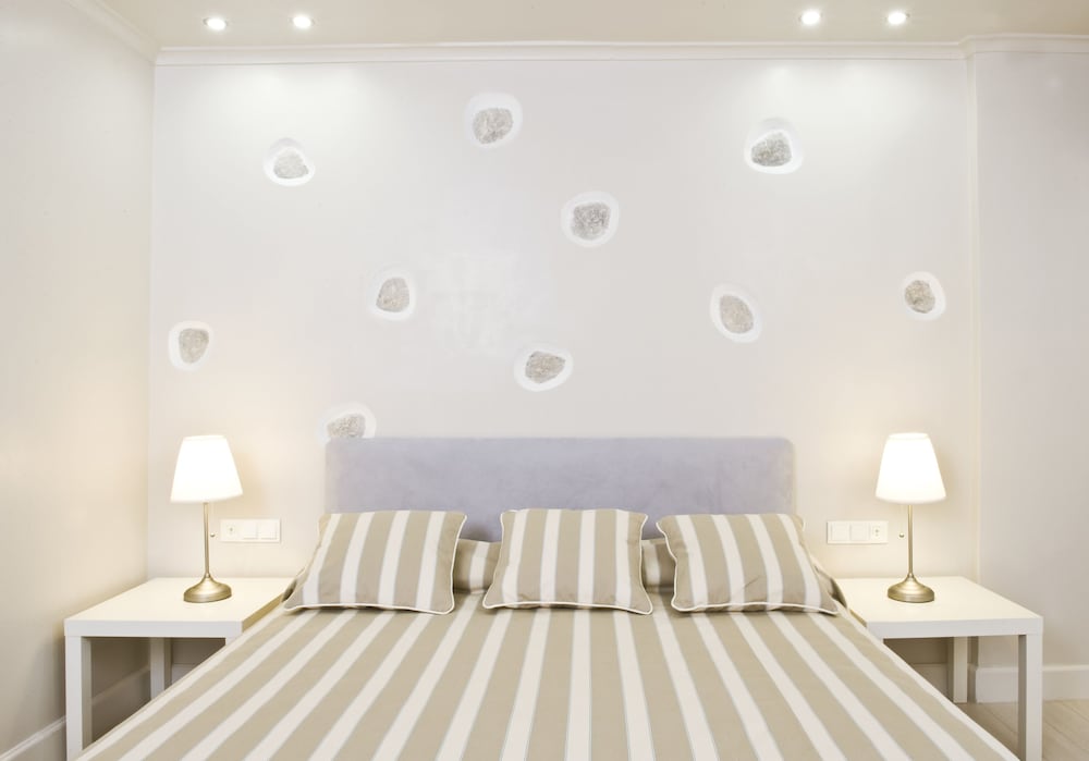 Meltemi Village — Hotel rooms in Perissa, South Aegean