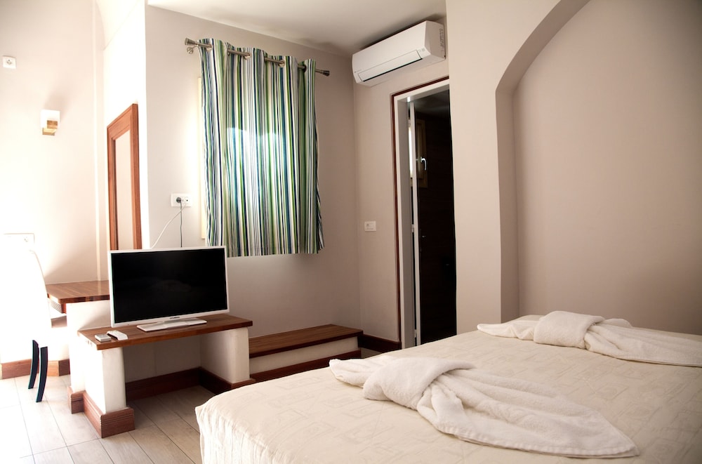 Meltemi Village — Hotel rooms in Perissa, South Aegean