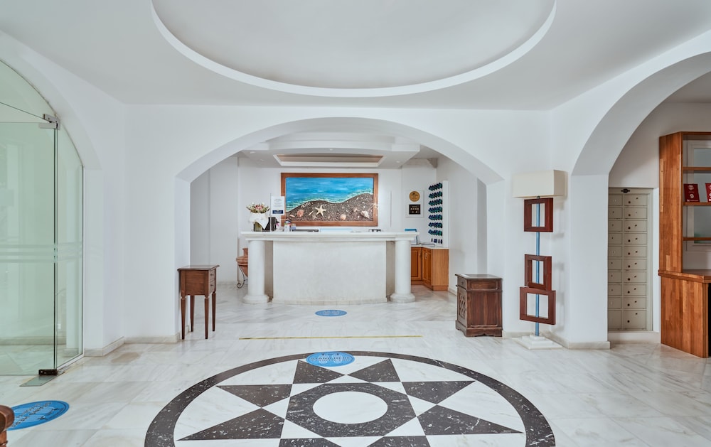 Meltemi Village — Hotel building in Perissa, South Aegean