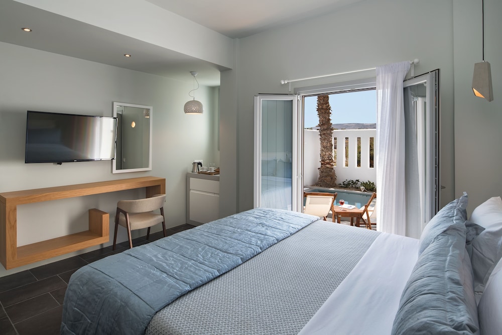 Meltemi Village — Hotel rooms in Perissa, South Aegean