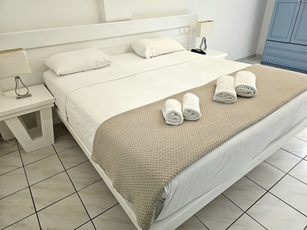 Meltemi Village — Hotel rooms in Perissa, South Aegean