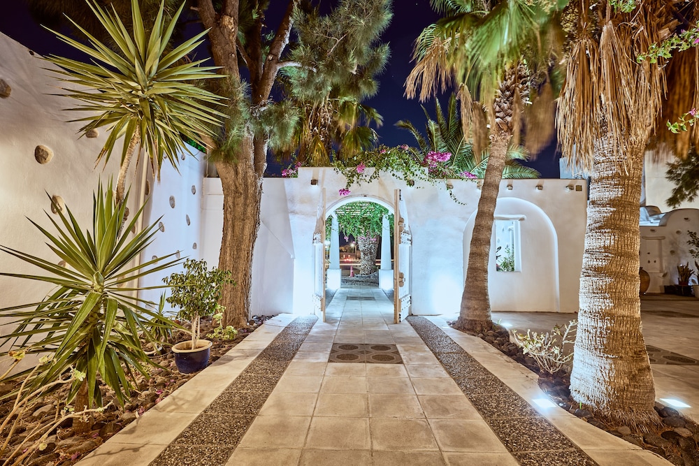 Meltemi Village — Hotel building in Perissa, South Aegean