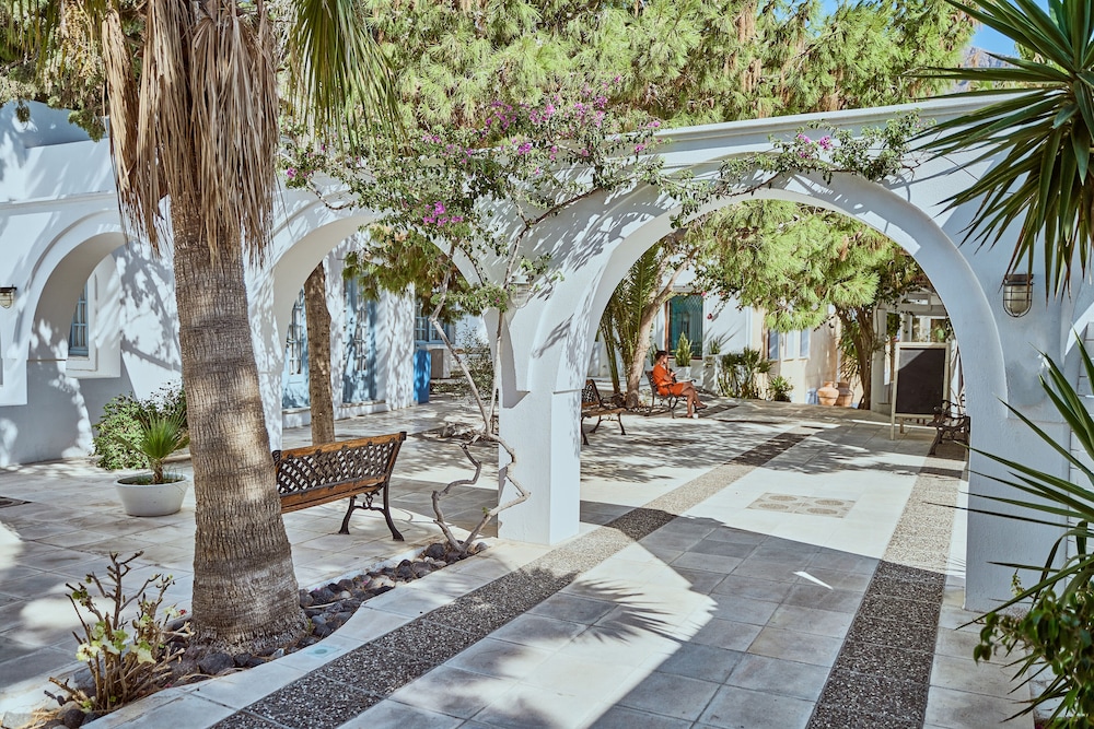 Meltemi Village — Hotel building in Perissa, South Aegean