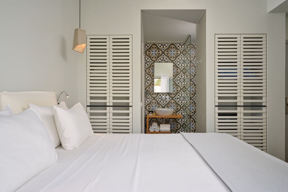 Meltemi Village — Hotel rooms in Perissa, South Aegean