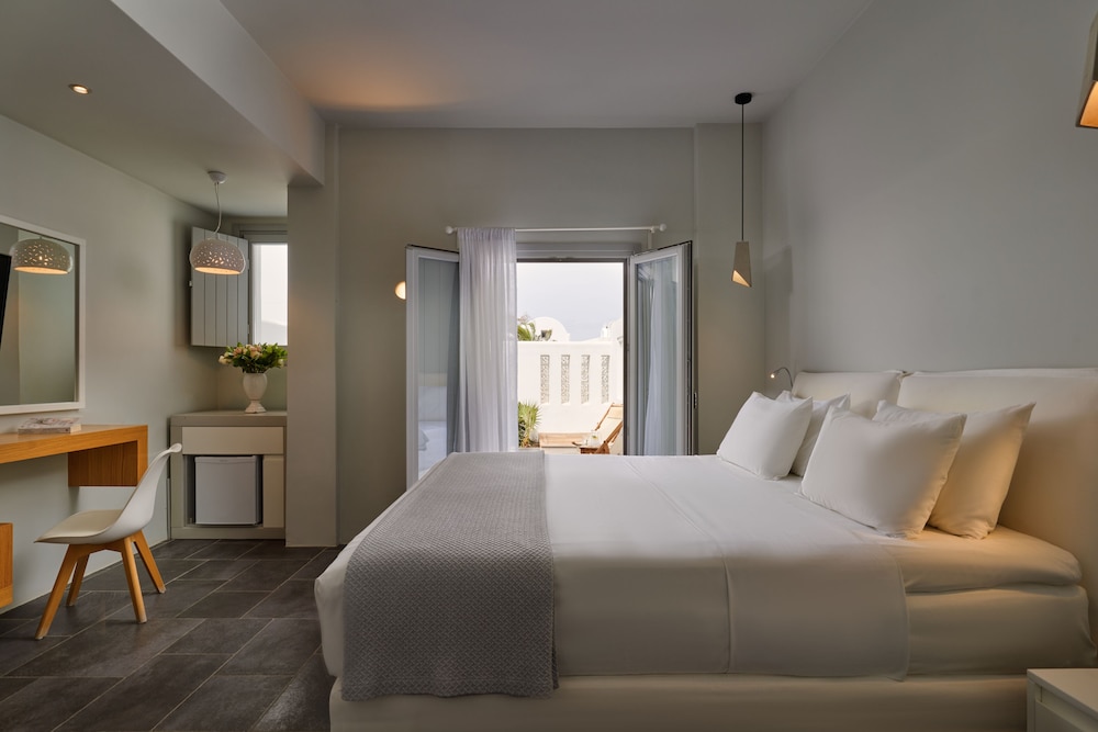 Meltemi Village — Hotel rooms in Perissa, South Aegean