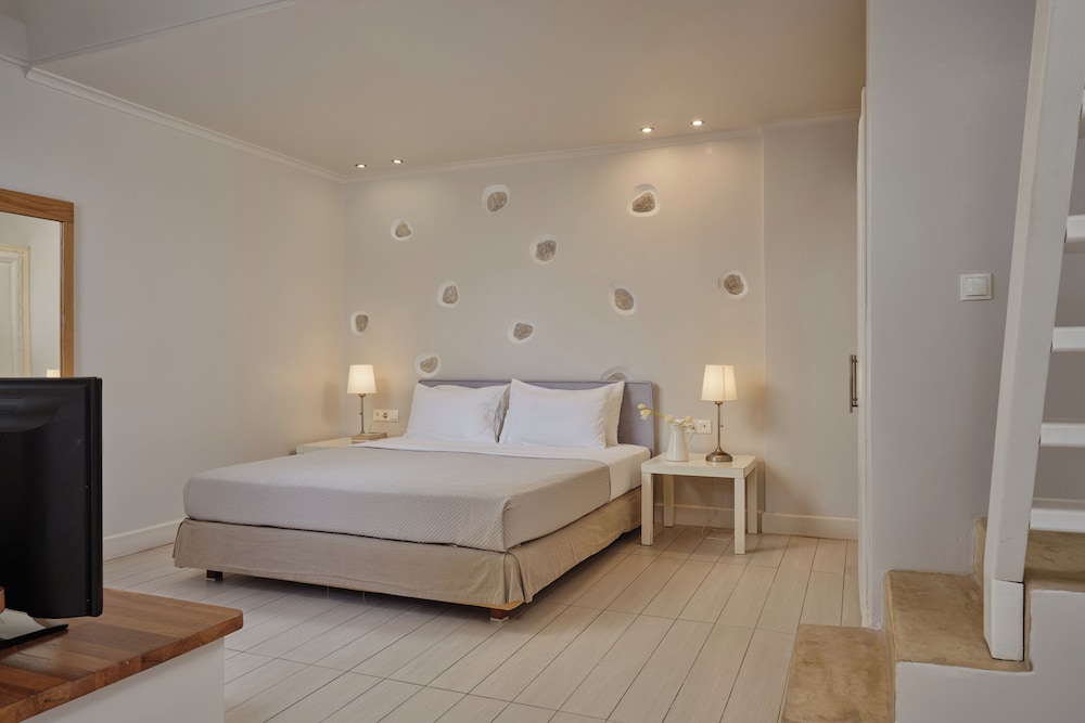 Meltemi Village — Hotel rooms in Perissa, South Aegean
