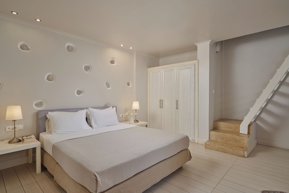 Meltemi Village — Hotel rooms in Perissa, South Aegean