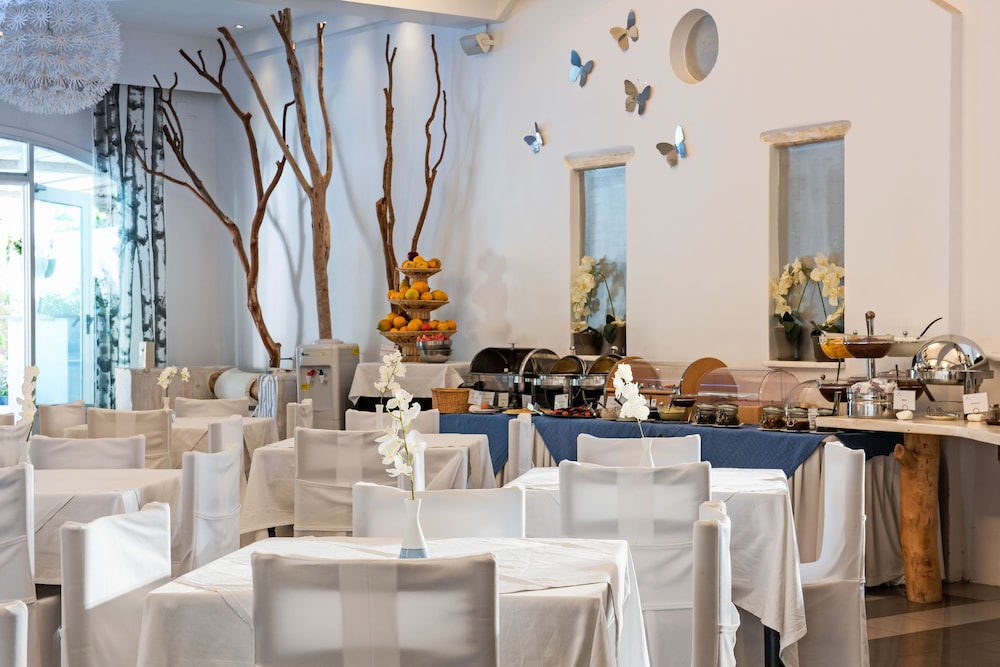 Meltemi Village — Restaurant & bars in Perissa, South Aegean