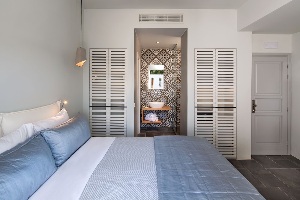 Meltemi Village — Hotel rooms in Perissa, South Aegean